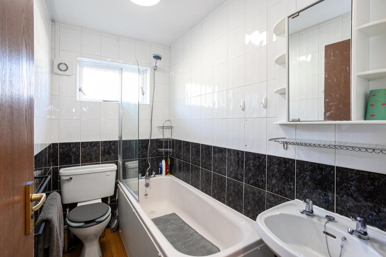 Spacious House In - Great Location! Apartment